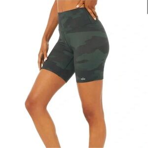 Alo Yoga High Rise Vapor shorts 7” Hunter Camouflage Size XS EUC